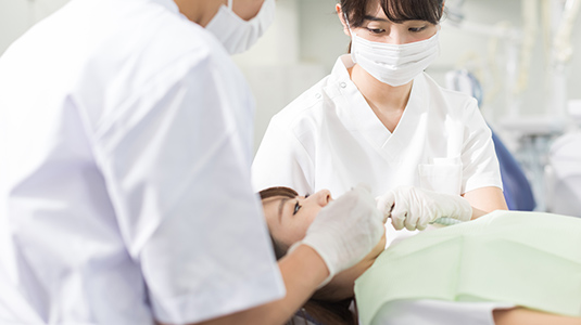 口腔外科の専門医が月一回来院