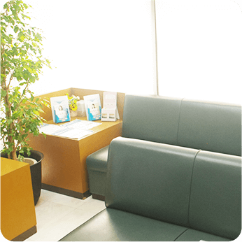 自然光差し込む待合室